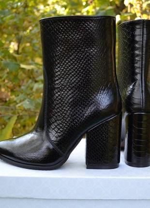 Стильные ботильоны трубы свободного обувания из натуральной кожи на высоком каблуке