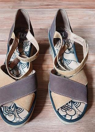 Босоніжки шкіряні fly london p.41