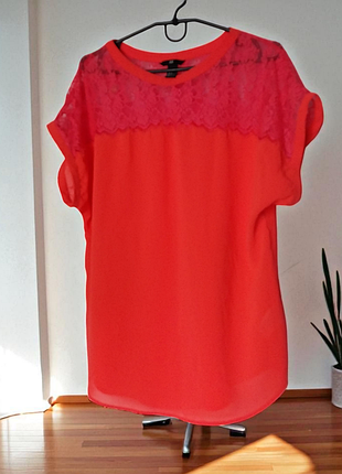 Яркая женская блузка