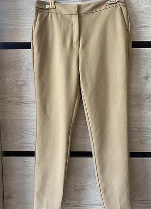 Укорочені офісні брючки бежевого кольору