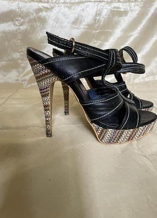 Босоніжки на високому каблуці