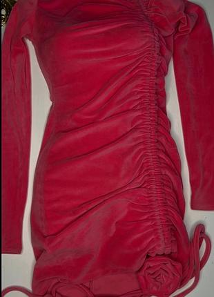 Платье с розой на ноге