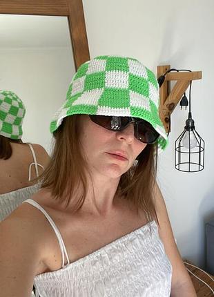 В’язана панамка в шаховому візерунку