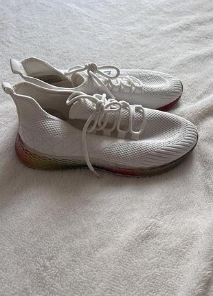 Кросівки жіночі