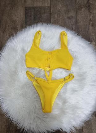 Купальник з невеличким дефектом.  новий.