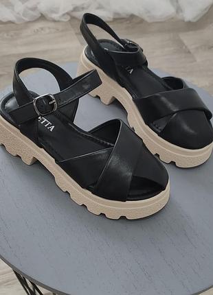 Стильні легенькі босоніжки.