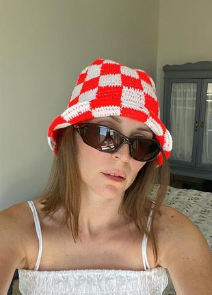 В’язана панамка в шаховому візерунку