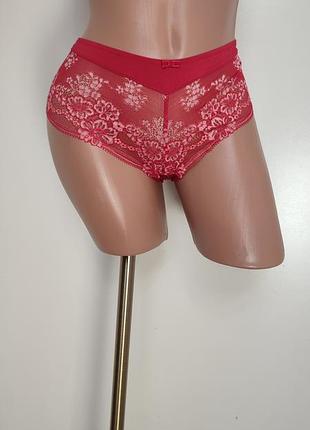 Кружевные тоненькие трусики.