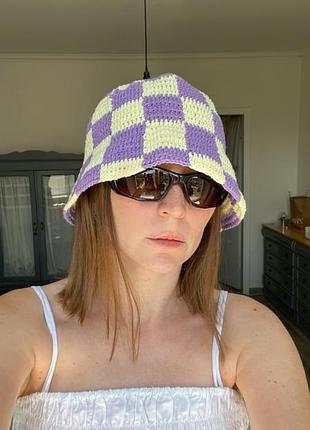 В’язана панамка в шаховому візерунку