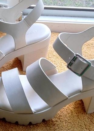 Босоніжки молочні  на масивній підошві catwalk 39р. 25см