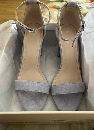 Нові бузкові босоніжки deezee