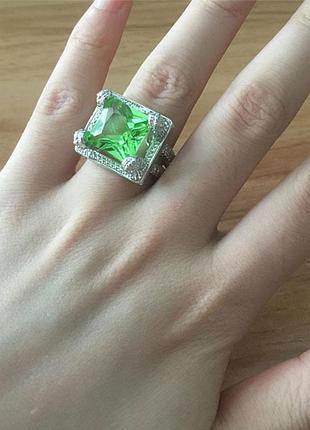 Кільце з салатним топазом,є сережки