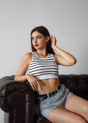 Білий топ у смужку — легкий акцент для літнього гардеробу