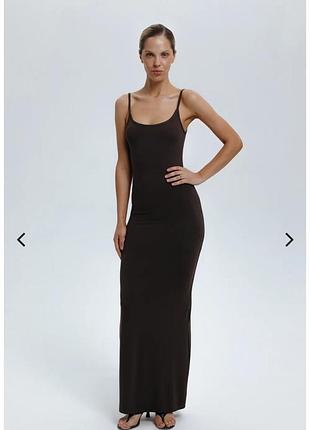 Трикотажна сукня максі шоколадного кольору