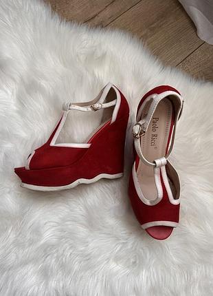 Босоніжки на платформі