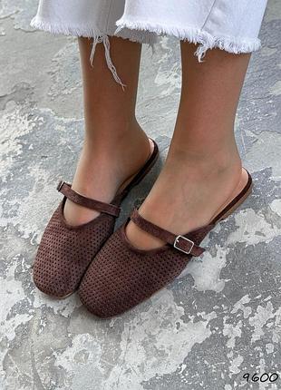 Распродажа натуральные замшевые мюли - сабо цвета шоколад с сквозной перфорацией