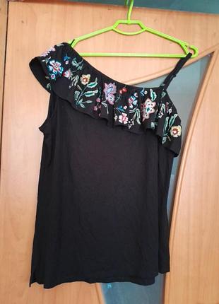 Футболка на одно плечо с вышивкой