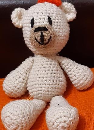 Детальная мягкая игрушка мишка ручной работы.