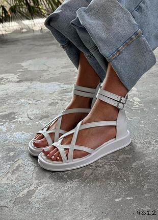 Розпродаж натуральні шкіряні білі босоніжки - сандалі на потовщеній підошві 38-39р.