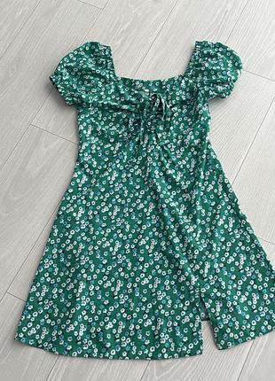 Яскрава сукня