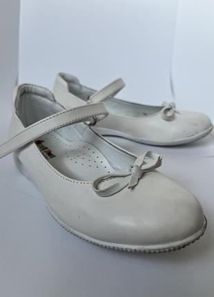 Дівчачі туфлі білі святкові