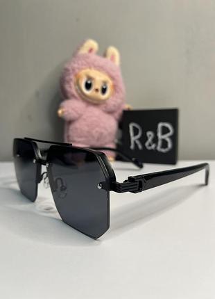 Стильные солнцезащитные очки с геометрическими линзами