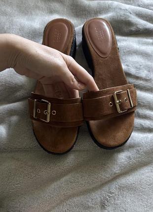 Очень красивые замшевые босоножки