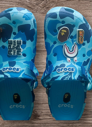 Ультраяскраві крокси з колаборації  bape x crocs
