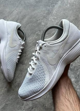 Nike revolution 4