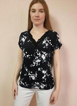 Лаконичная летняя блузка в цветочный принт успешного испанского бренда zara