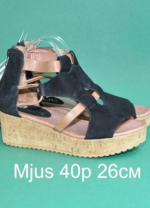 Кожаные в новом состоянии немецкие босоножки на танкетке легкие