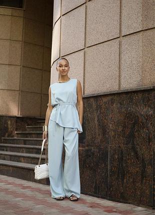 Брючный костюм с удлиненной асимметричной блузой с поясом