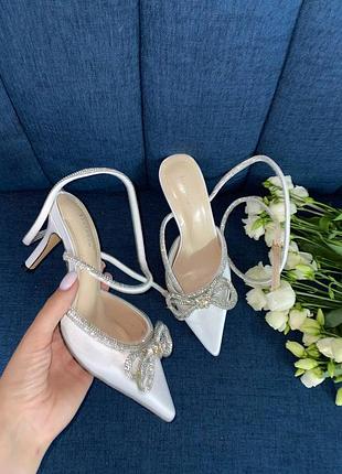 Білі туфлі на каблуку з бантиком з страз атласні туфлі на підборах світлі туфлі на шпильці