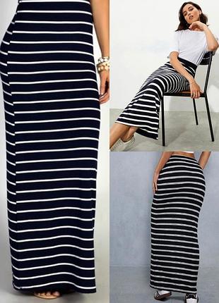 Спідниця в смужку з розрізом.