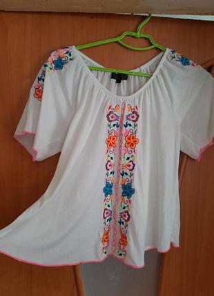 Футболка белая с вышивкой свободного кроя