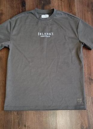 Чоловіча унікальна футболка essential з великим лого на спині оригінал