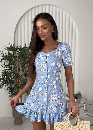 Красива сукня у квітковий принт з коротким рукавом та воланами