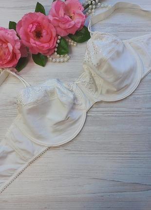 Хлопковый бюстгальтер на косточках декорирован вышивкой от бренда blue motion