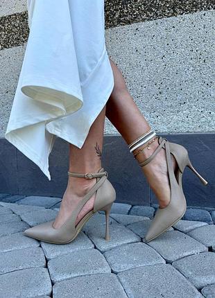 Бежевые невероятные туфли с острым носом на каблуке