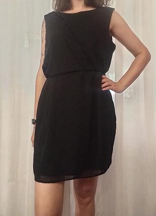Черное платье без рукавов