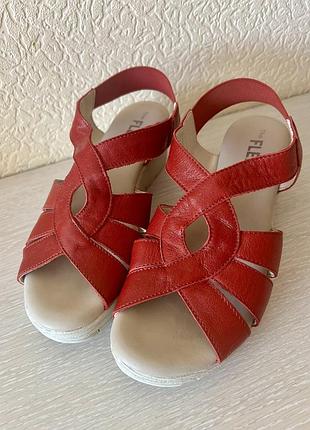 Босоніжкі шкіряні з м'якою устилкою