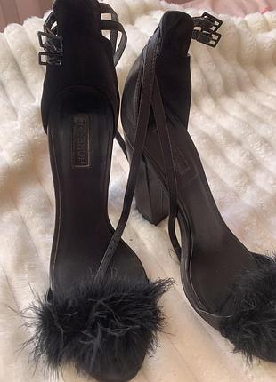 Босоніжки на каблуку з пухнастим акцентом 💫