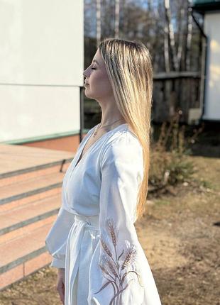 Біла довга сукня з вишивкою 🌾