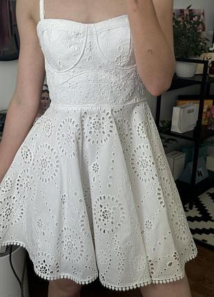 Сукня жіноча zara міні біла з мереживом на бретелях