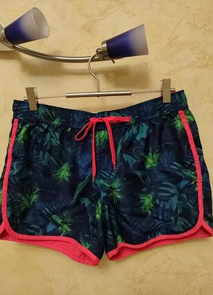 Красивые яркие двусторонние шорты
