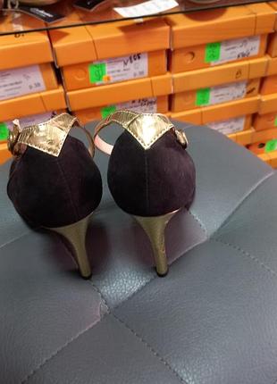 Нарядны е басаножки на шпил ьке чёрный велюр в комбинации с золотым принтом.