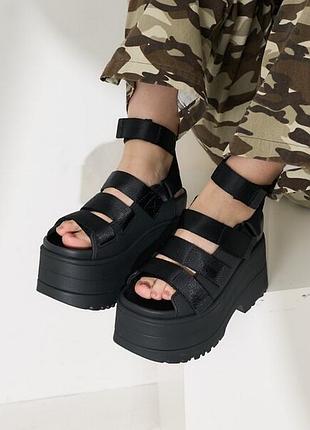 Ugg  босоніжки на платформі