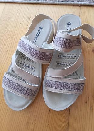 Легкие босоножки