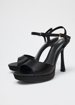 Босоніжки на підборах з атласним ефектом zara