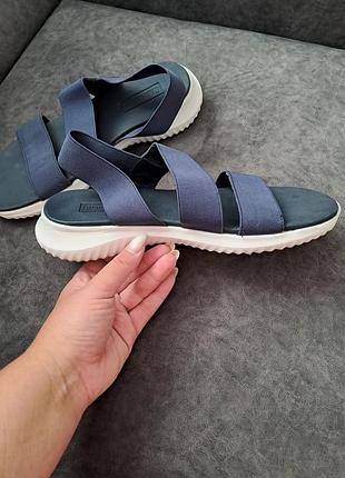 Сандалі на резинках